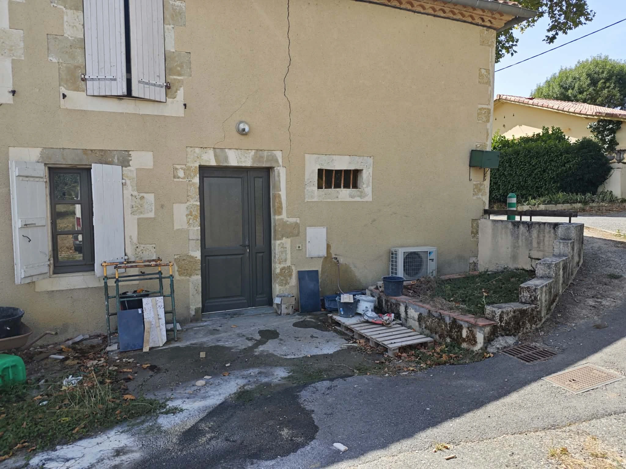 Avant l’aménagement de l’entrée : terrasse et murets en chantier
