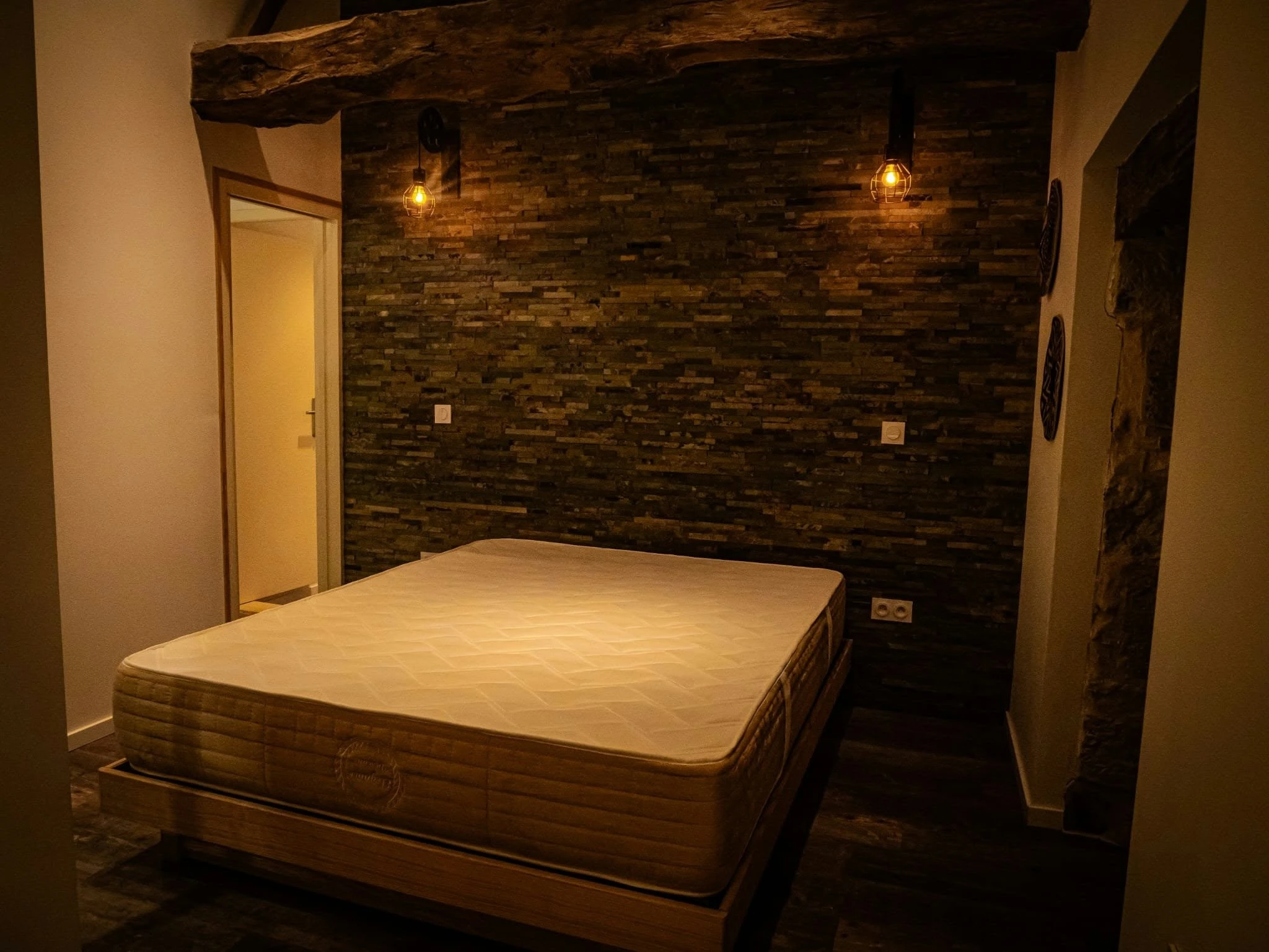 Chambre rénovée avec parement et suspensions