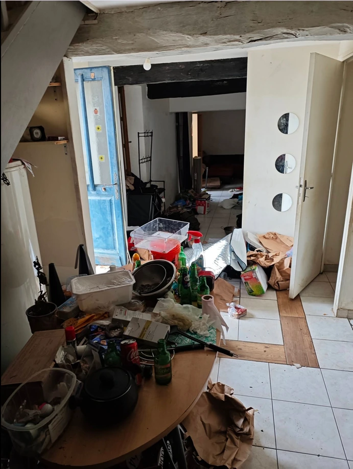 Intérieur avant rénovation complète de la cuisine, de la salle de bain et du salon