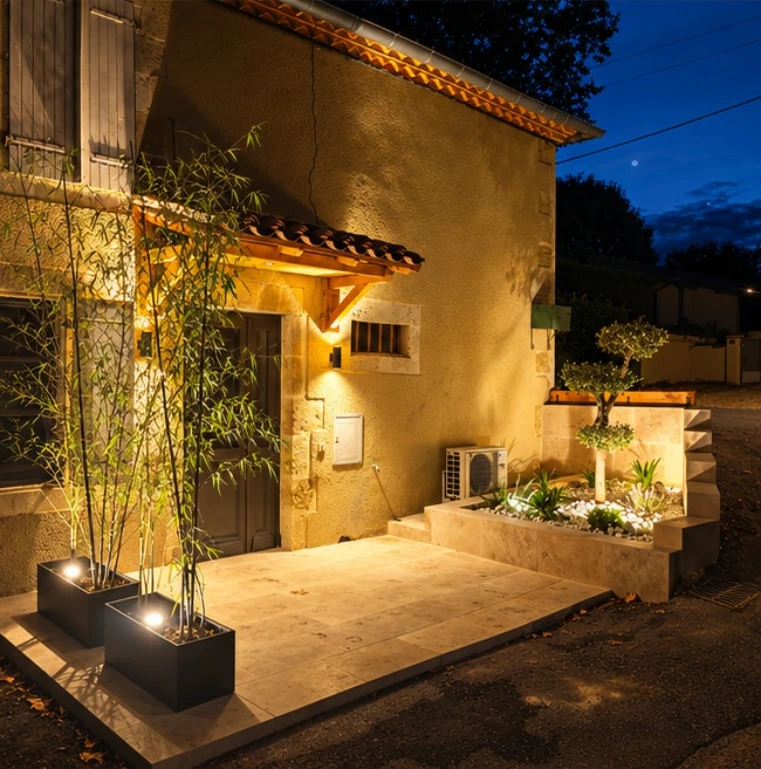 Détails de la terrasse rénovée et de ses aménagements
